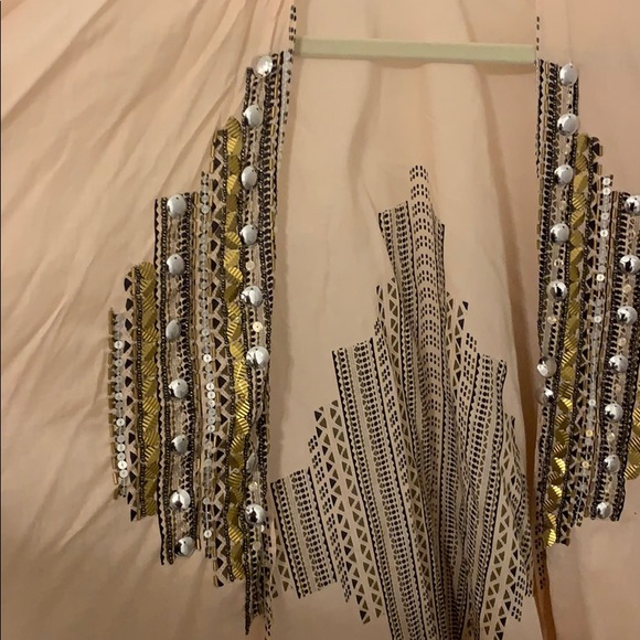 EXPRESS Shawl - Picture 3 of 6